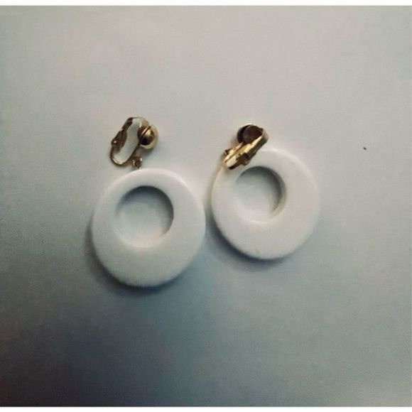 WHITE CIRCLE CUT OUT EARRINGS - Picture 3 of 6